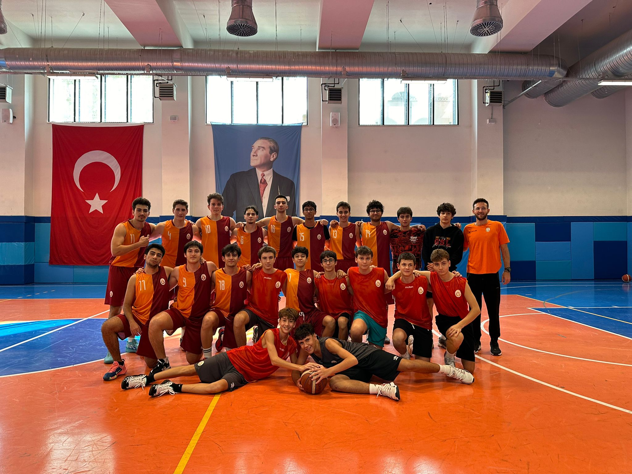 Türkiye Cumhuriyetinin 101. yılı kutlamaları kapsamında INVESTIST ACADEMY -  Cumhuriyet Kupası turnuvasına Galatasaray Lisesi Basketbol takımımız ile katılıyoruz.